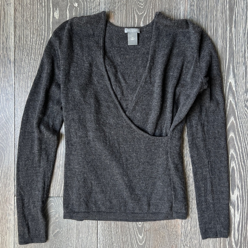 Ann Taylor Faux Wrap pullover V-neck sweater. Gray size XS - Picture 1 of 8